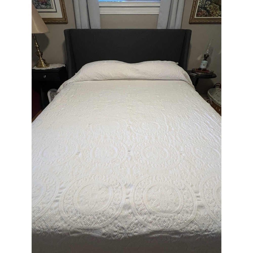 Vintage Cannon Matelasse Bedspread White‎ Medallions Floral Fringe Twin